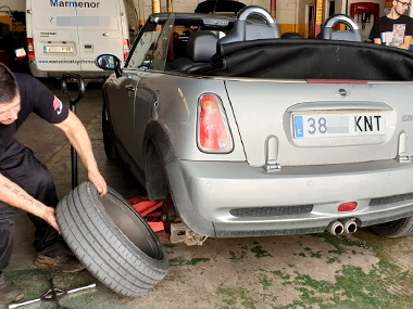 Mini Cooper S has new tyres fitted at our tyre workshop in Murcia Mini Cooper S with tyre removed